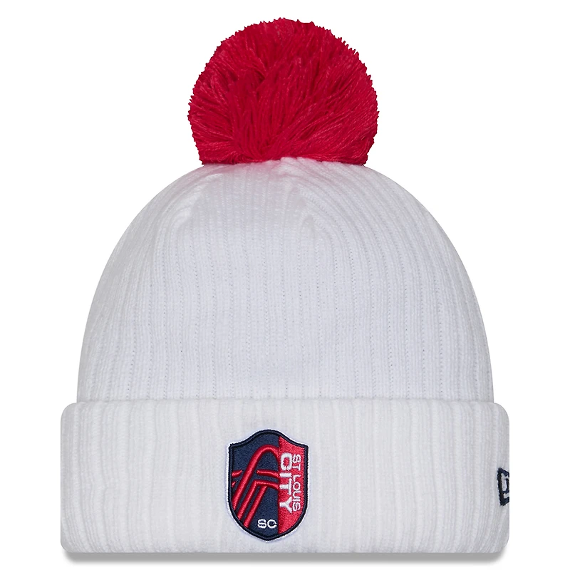 Bonnet tricoté à revers et pompon New Era blanc St. Louis City SC 2025 pour homme