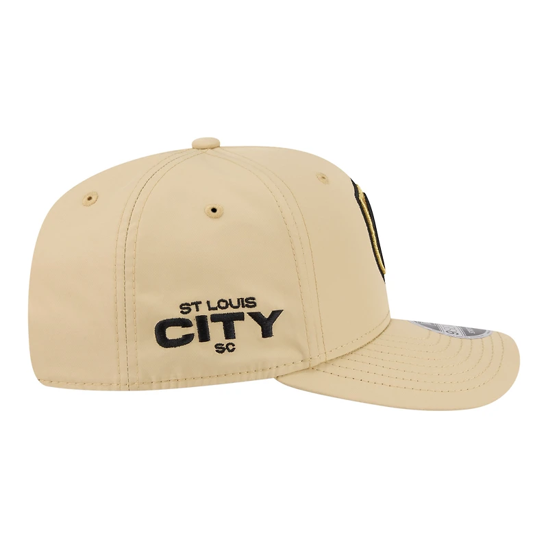 Casquette ajustable New Era St. Louis City SC couleur sable pour jeunes