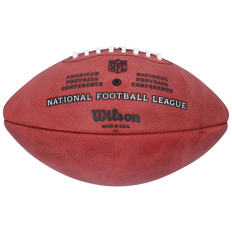 Ballon de football Wilson Duke en couleur, autographié par Baker Mayfield et Emeka Egbuka, des Buccaneers de Tampa Bay.