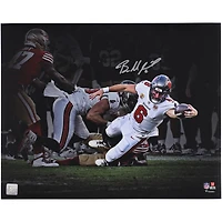Photo dédicacée de Baker Mayfield (Buccaneers de Tampa Bay) - 40 x 50 cm (16 x 20 pouces) - s'étirant pour le premier essai.