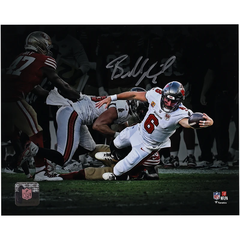 Photo dédicacée de Baker Mayfield (Buccaneers de Tampa Bay) - 20 x 25 cm (8 x 10 pouces) - Le montrant en pleine action pour le premier essai.