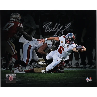 Photo dédicacée de Baker Mayfield (Buccaneers de Tampa Bay) - 20 x 25 cm (8 x 10 pouces) - Le montrant en pleine action pour le premier essai.