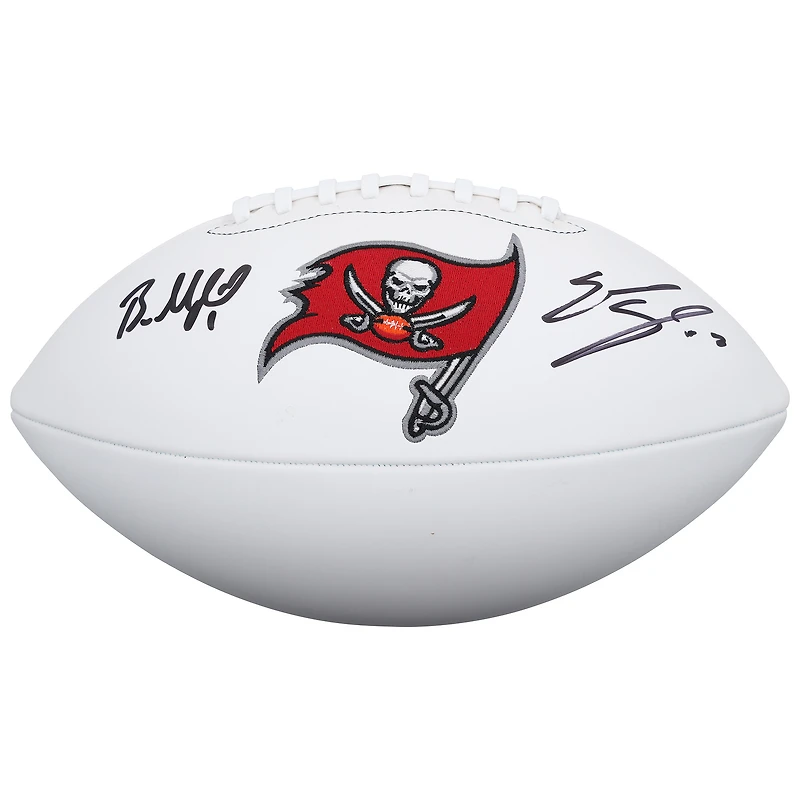 Ballon de football Wilson à panneau blanc autographié par Emeka Egbuka et Baker Mayfield des Buccaneers de Tampa Bay