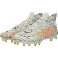Crampons blancs adidas autographiés par Emeka Egbuka des Buccaneers de Tampa Bay lors de la saison NFL 2025-26, avec inscriptions « Utilisés en match » et « Saison recrue