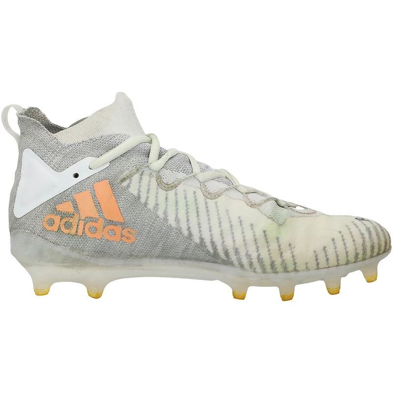 Crampons blancs adidas autographiés par Emeka Egbuka des Buccaneers de Tampa Bay lors de la saison NFL 2025-26, avec inscriptions « Utilisés en match » et « Saison recrue