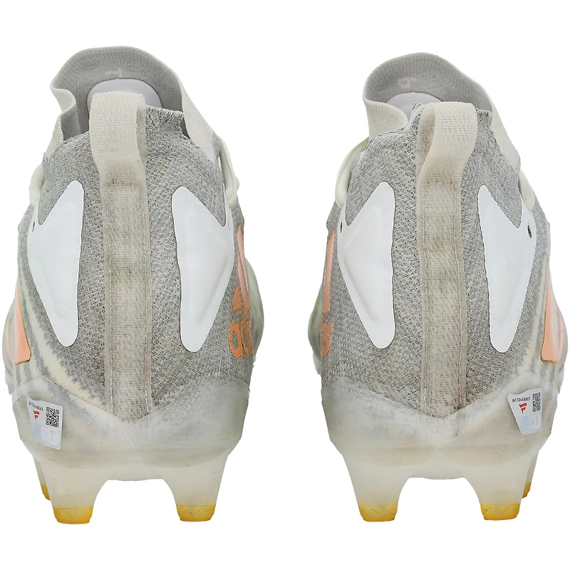 Crampons blancs adidas autographiés par Emeka Egbuka des Buccaneers de Tampa Bay lors de la saison NFL 2025-26, avec inscriptions « Utilisés en match » et « Saison recrue