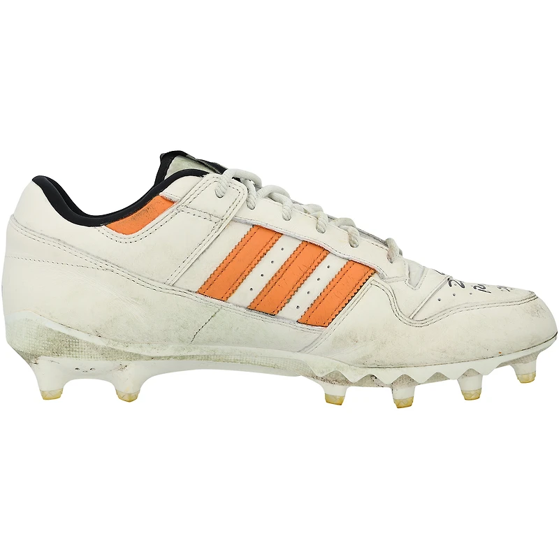 Crampons blancs adidas portés en match par Emeka Egbuka des Buccaneers de Tampa Bay lors de la saison NFL 2025-26, avec les inscriptions « Portés en match » et « Saison recrue » - NF70448668-69