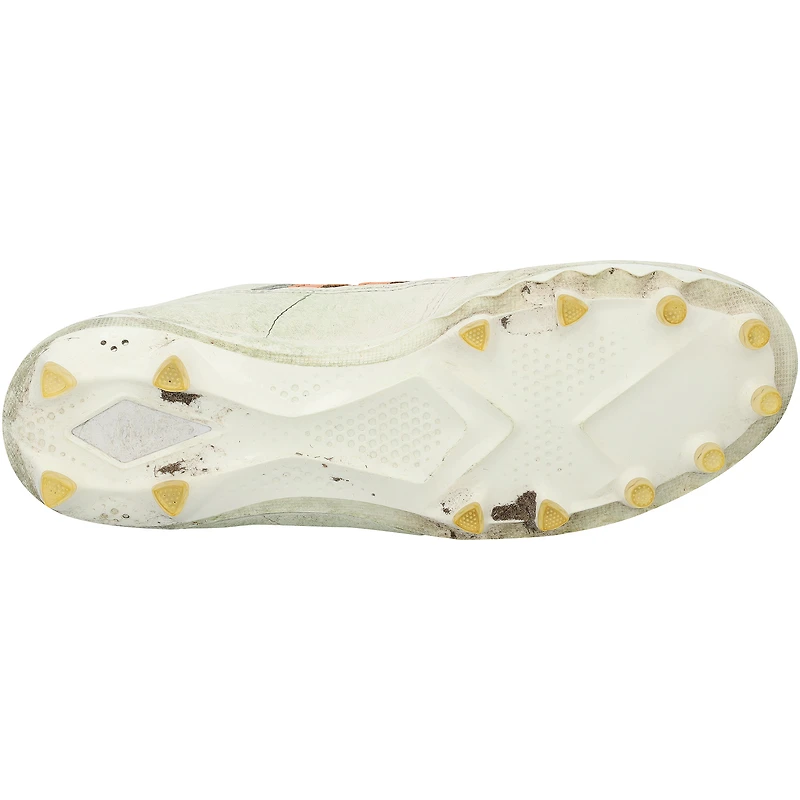 Crampons blancs adidas portés en match par Emeka Egbuka des Buccaneers de Tampa Bay lors de la saison NFL 2025-26, avec les inscriptions « Portés en match » et « Saison recrue » - NF70448668-69