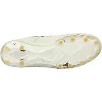 Crampons blancs adidas portés en match par Emeka Egbuka des Buccaneers de Tampa Bay lors de la saison NFL 2025-26, avec les inscriptions « Portés en match » et « Saison recrue » - NF70448668-69