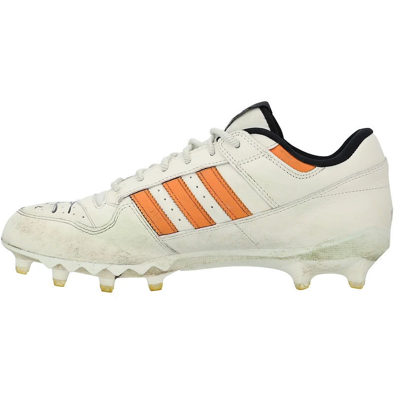 Crampons blancs adidas portés en match par Emeka Egbuka des Buccaneers de Tampa Bay lors de la saison NFL 2025-26, avec les inscriptions « Portés en match » et « Saison recrue » - NF70448668-69