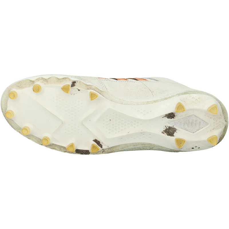 Crampons blancs adidas portés en match par Emeka Egbuka des Buccaneers de Tampa Bay lors de la saison NFL 2025-26, avec les inscriptions « Portés en match » et « Saison recrue » - NF70448668-69