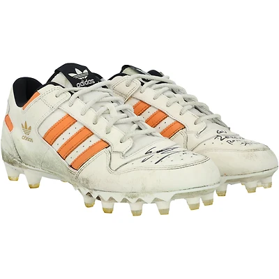 Crampons blancs adidas portés en match par Emeka Egbuka des Buccaneers de Tampa Bay lors de la saison NFL 2025-26, avec les inscriptions « Portés en match » et « Saison recrue » - NF70448668-69