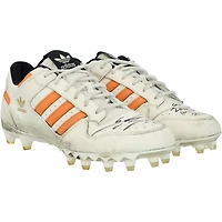 Crampons blancs adidas portés en match par Emeka Egbuka des Buccaneers de Tampa Bay lors de la saison NFL 2025-26, avec les inscriptions « Portés en match » et « Saison recrue » - NF70448668-69