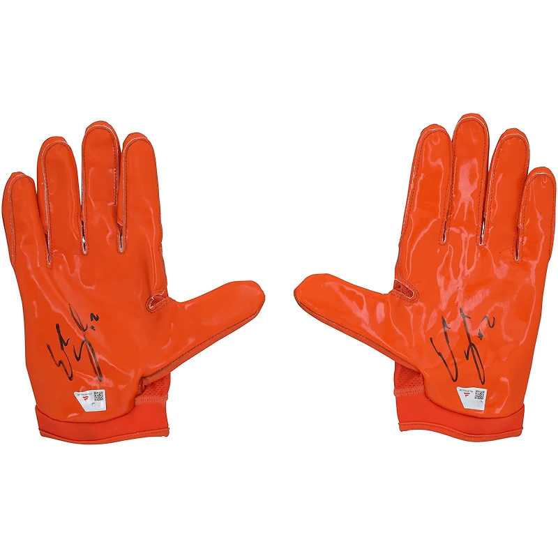 Gants adidas orange autographiés et portés par Emeka Egbuka, des Buccaneers de Tampa Bay, lors de la saison NFL 2025-2026.