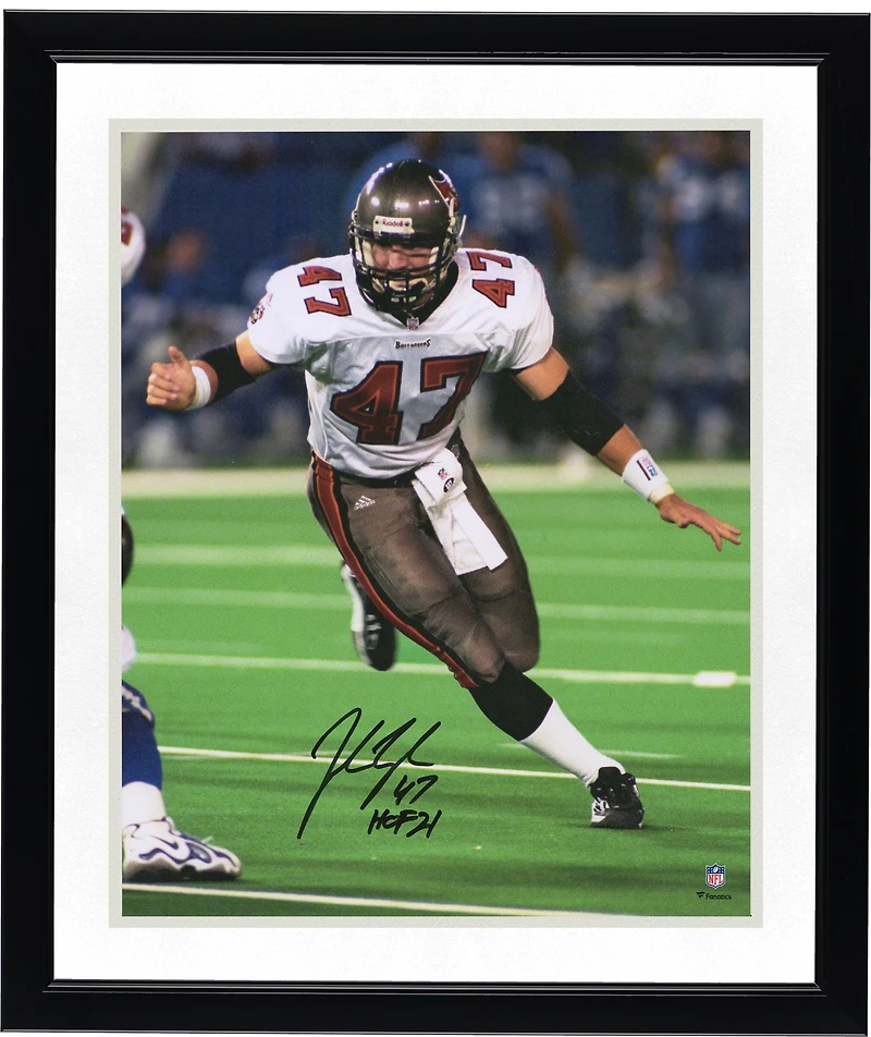 John Lynch Tampa Bay Buccaneers Autographed 16" x 20" Rushing Passer Photograph with "HOF 21" Inscription