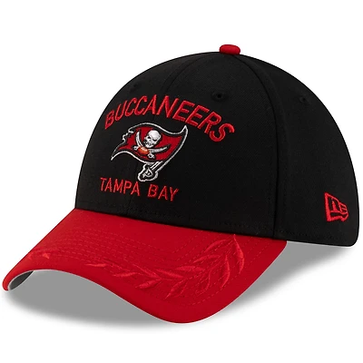 Casquette New Era 39THIRTY Flex noire/rouge pour homme des Tampa Bay Buccaneers, draft NFL 2025