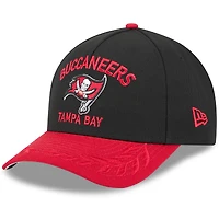 Casquette ajustable New Era 9FORTY M-Crown A-Frame noire/rouge pour homme des Tampa Bay Buccaneers, draft NFL 2025