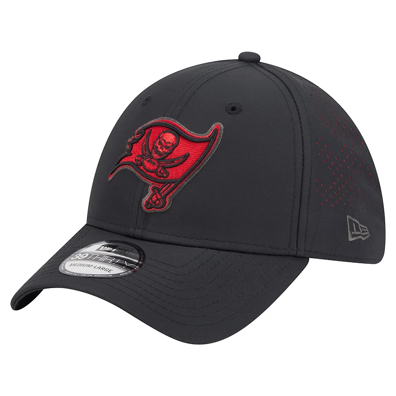 Casquette New Era noire Tampa Bay Buccaneers Night 39THIRTY Flex pour homme