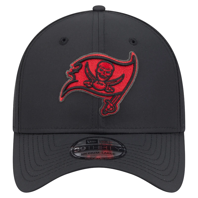 Casquette New Era noire Tampa Bay Buccaneers Night 39THIRTY Flex pour homme