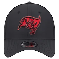 Casquette New Era noire Tampa Bay Buccaneers Night 39THIRTY Flex pour homme
