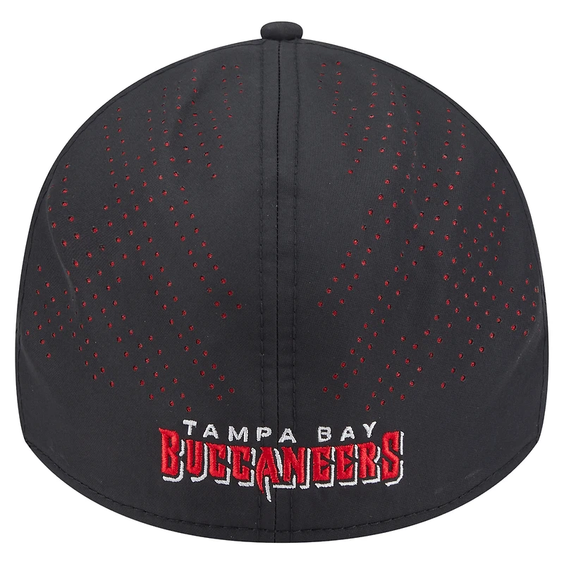 Casquette New Era noire Tampa Bay Buccaneers Night 39THIRTY Flex pour homme