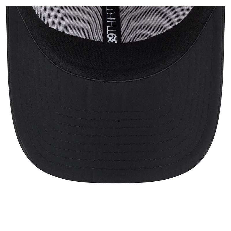 Casquette New Era noire Tampa Bay Buccaneers Night 39THIRTY Flex pour homme
