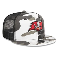 Casquette New Era Camo Tampa Bay Buccaneers Dark Trucker 9FIFTY Snapback pour homme
