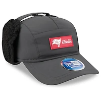 Casquette ajustable à oreilles de chien New Era anthracite Tampa Bay Buccaneers 2025 Sideline Runner pour homme