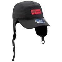 Casquette ajustable à oreilles de chien New Era anthracite Tampa Bay Buccaneers 2025 Sideline Runner pour homme