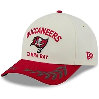 Casquette ajustable New Era 9FORTY A-Frame M-Crown pour homme, crème/rouge, Tampa Bay Buccaneers, draft NFL 2025
