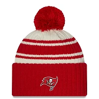 Modèle pour homme New Era Crème/Écarlate Tampa Bay Buccaneers 2022 Sideline - Tuque en tricot à revers sport avec pompons