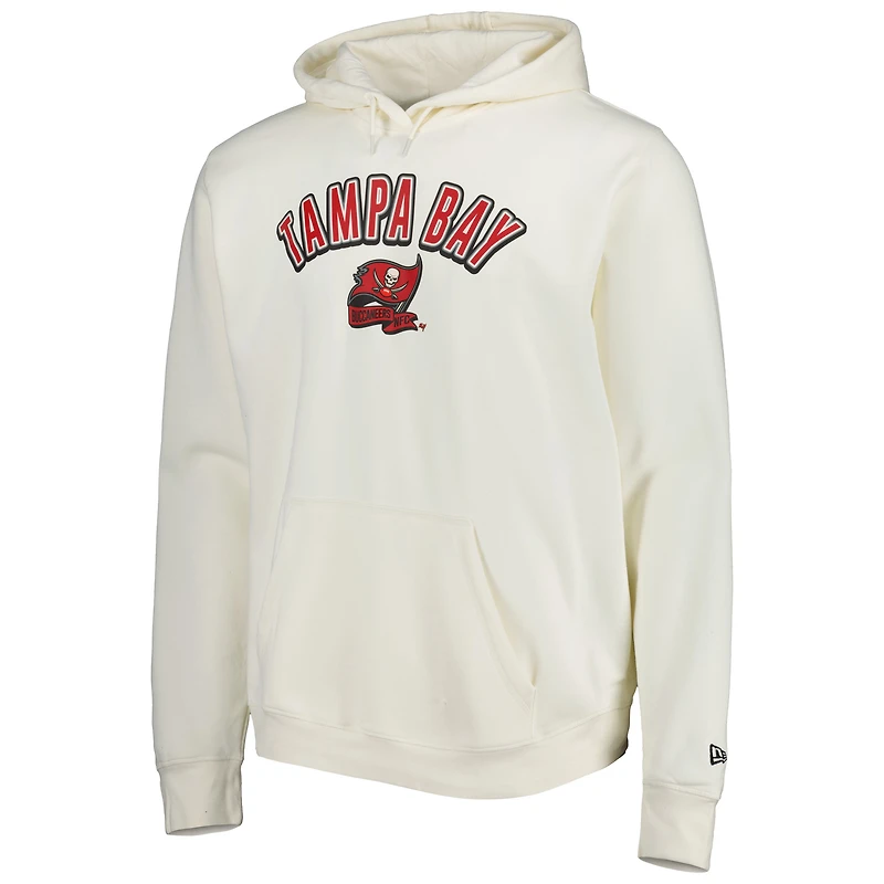 Chandail à capuchon Sideline Chrome des Tampa Bay Buccaneers New Era pour homme, crème