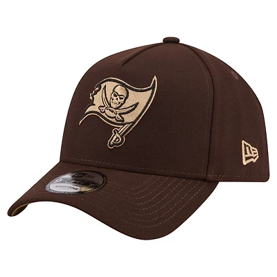 Casquette ajustable New Era 9FORTY pour homme, marron foncé, Tampa Bay Buccaneers, motif bois brûlé.