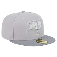 Casquette ajustée Iron Cloud 59FIFTY pour homme de la collection New Era gris/graphite des Tampa Bay Buccaneers