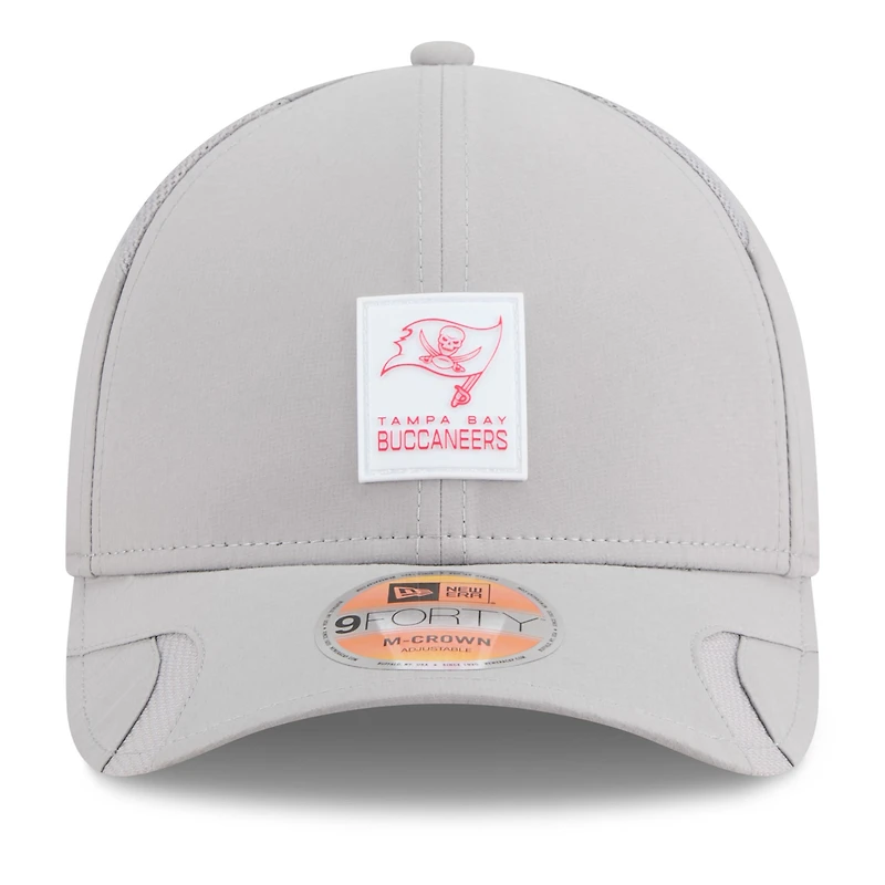 Casquette ajustable New Era grise Tampa Bay Buccaneers 2025 Sideline M-Crown 9FORTY pour homme