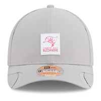 Casquette ajustable New Era grise Tampa Bay Buccaneers 2025 Sideline M-Crown 9FORTY pour homme