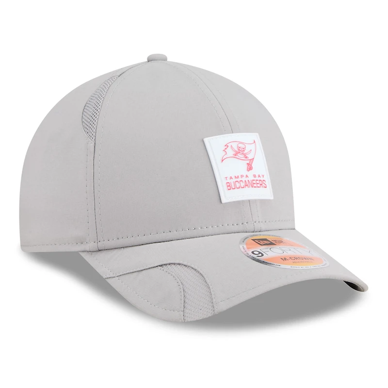 Casquette ajustable New Era grise Tampa Bay Buccaneers 2025 Sideline M-Crown 9FORTY pour homme