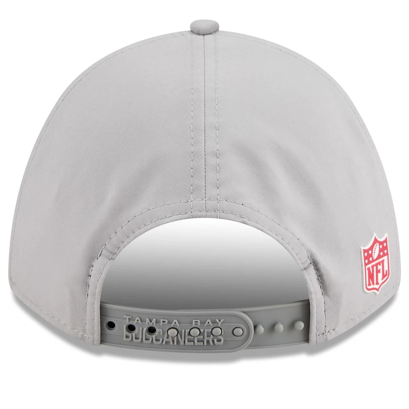 Casquette ajustable New Era grise Tampa Bay Buccaneers 2025 Sideline M-Crown 9FORTY pour homme