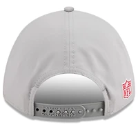 Casquette ajustable New Era grise Tampa Bay Buccaneers 2025 Sideline M-Crown 9FORTY pour homme