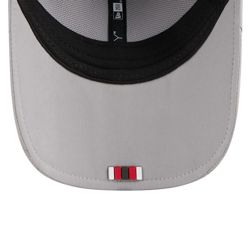 Casquette ajustable New Era grise Tampa Bay Buccaneers 2025 Sideline M-Crown 9FORTY pour homme