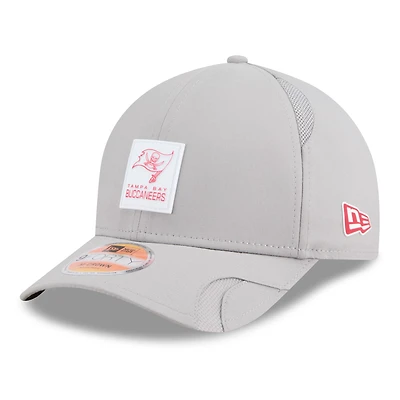 Casquette ajustable New Era grise Tampa Bay Buccaneers 2025 Sideline M-Crown 9FORTY pour homme