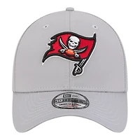 Men's New Era  Gray Tampa Bay Buccaneers Perforated 39THIRTY Flex Hat