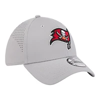 Men's New Era  Gray Tampa Bay Buccaneers Perforated 39THIRTY Flex Hat