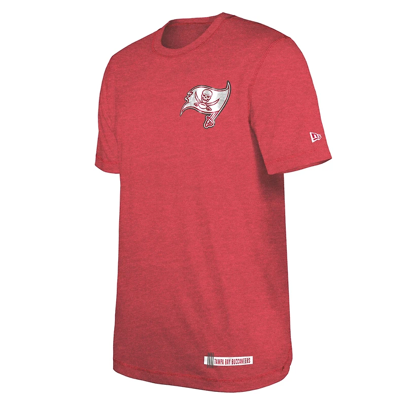 T-shirt du camp d'entraînement NFL 2024 New Era Heather Red pour hommes des Buccaneers de Tampa Bay