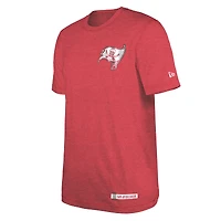 T-shirt du camp d'entraînement NFL 2024 New Era Heather Red pour hommes des Buccaneers de Tampa Bay