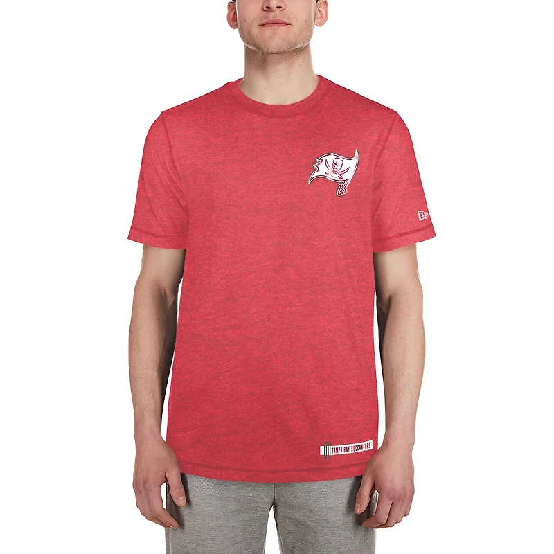 T-shirt du camp d'entraînement NFL 2024 New Era Heather Red pour hommes des Buccaneers de Tampa Bay
