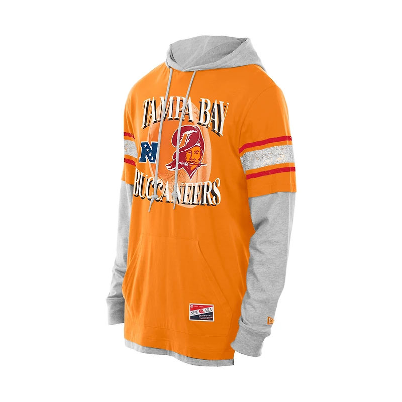 T-shirt à capuche manches longues et superpositions Twofer orange des Buccaneers de Tampa Bay pour homme New Era