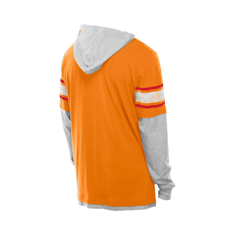 T-shirt à capuche manches longues et superpositions Twofer orange des Buccaneers de Tampa Bay pour homme New Era