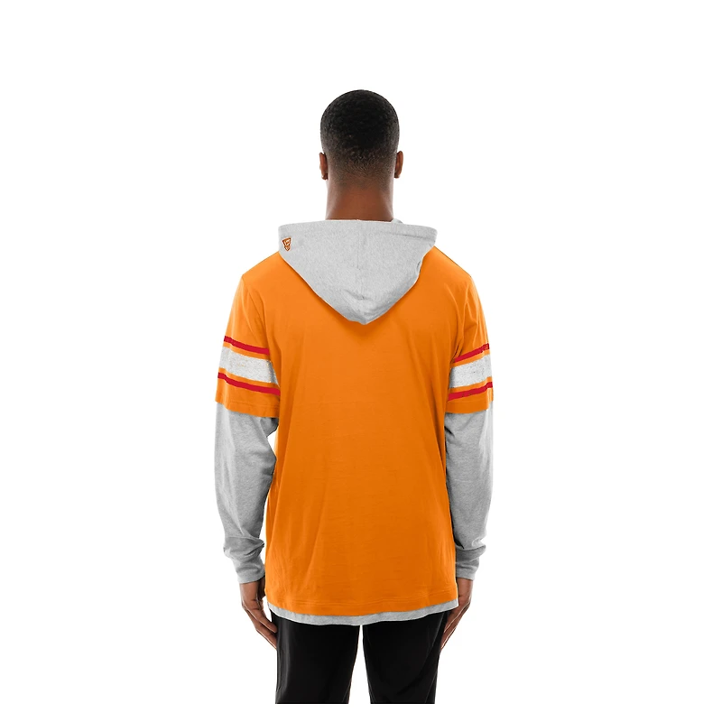 T-shirt à capuche manches longues et superpositions Twofer orange des Buccaneers de Tampa Bay pour homme New Era