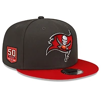Casquette snapback 9FIFTY New Era pour homme, couleur étain/rouge, écusson latéral, 50e saison des Tampa Bay Buccaneers